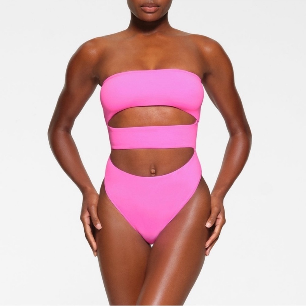 NWT SKIMS (B10)SWIM STRAPLESS CUTOUT MONOKINI IN TAFFY SIZE 3X